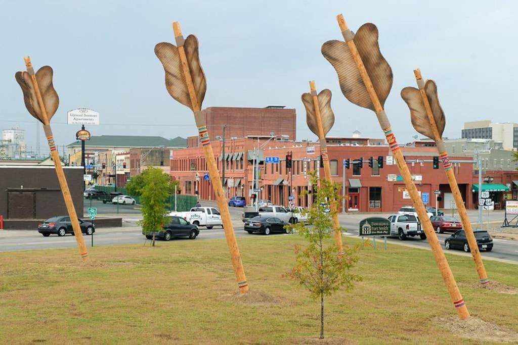 Old Fort Loft King & Queen Suites Nearest Accomodation To Marshals Museum Power Your Ev For Free! Fort Smith Luaran gambar